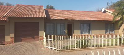 Townhouse For Sale in Ooseinde, Rustenburg