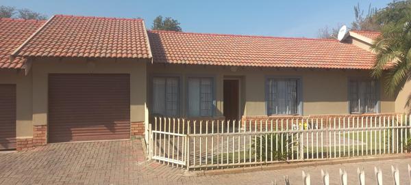 Townhouse For Sale in Ooseinde, Rustenburg